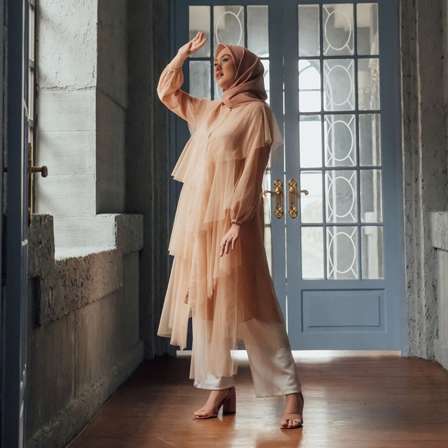 Inspirasi busana lebaran: Tunik mewah berbahan tulle.