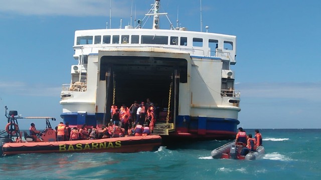Proses evakuasi penumpang dan ABK Kapal Motor Penumpang (KMP) Swarna Cakra yang kandas di Karang di Pelabuhan Padangbai. Foto: dok. istimewa