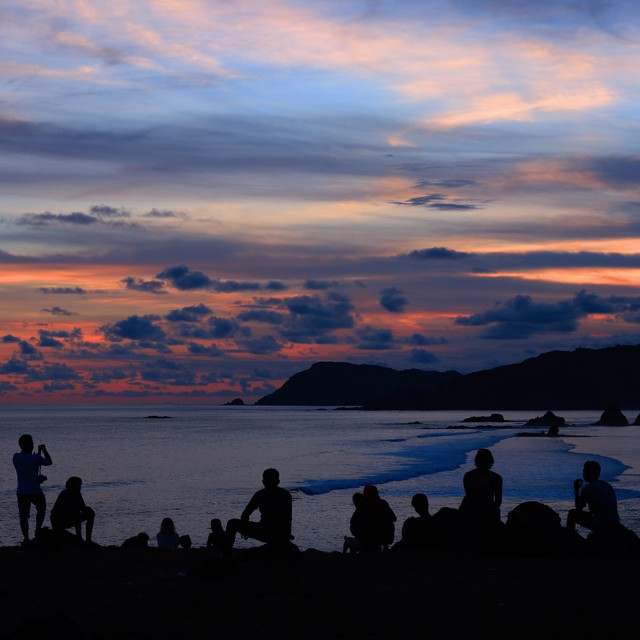 Para pengunjung sedang menikmati momen matahari terbenam di Bukit Merese, Lombok, NTB. Foto: Aria Sankhyaadi/kumparan