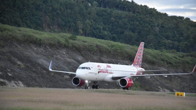 Nampak Batik Air saat mendarat di Bandara Syukuran Aminuddin Amir Luwuk, Kabupaten Banggai, Sulawesi Tengah, Minggu (26/5). Foto: Istimewa