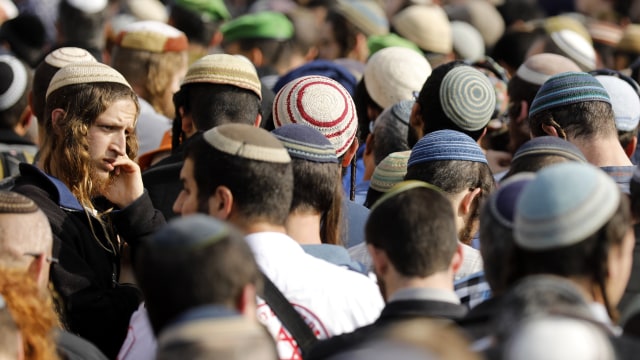 Sekelompok orang menggunakan Kippah di Nablus, Tepi Barat. Foto: AFP