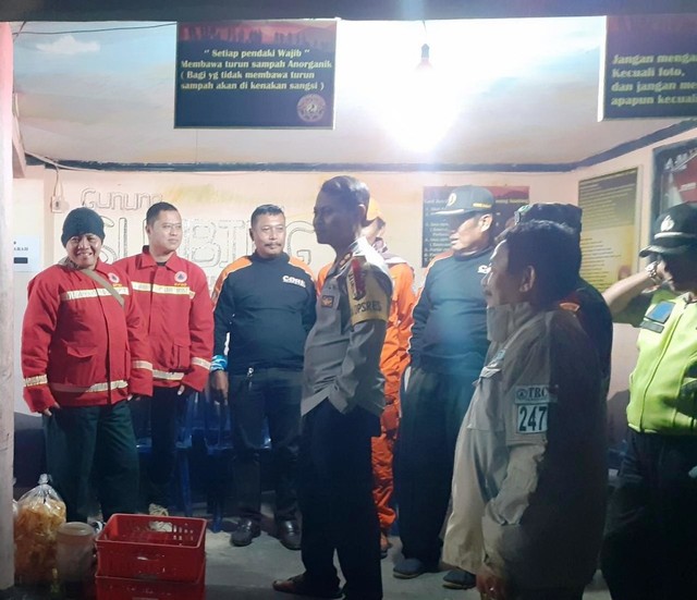 Kapolres Temanggung, AKBP Wiyono Eko Prasetyo, bersama Plt Kalak BPBD Temanggung meninjau pos pendakian Gunung Sumbing, di Dusun Cepit, Pagergunung, Kecamatan Bulu, Kabupaten Temanggung, Minggu (26/5/2019). Foto: Ari.