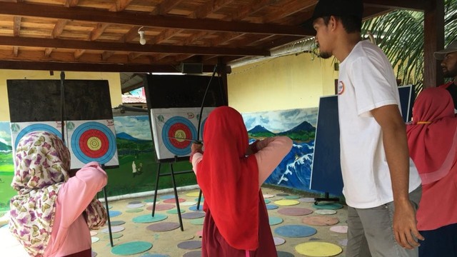 Anak-anak diajarkan memanah di Lambada Lhok, Aceh Besar. Foto: Dok. YCA