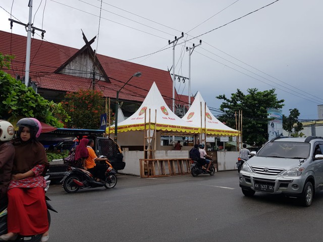 Proses pembangunan Pos Operasi Ketupat Telabang 2019 di Pasar Baru Pangkalan Bun. (Foto: Joko hardyono)