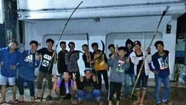 Foto sekelompok pemuda inilah yang viral di Medsos dan membuat warga Brebes merasa resah. 