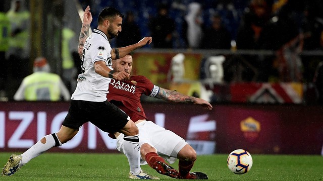 Duel di pertandingan AS Roma vs Parma. Foto: Filippo MONTEFORTE / AFP