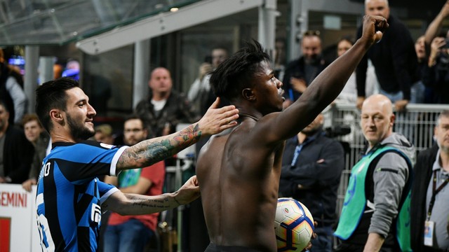 Keita Balde merayakan gol bersama Matteo Politano. Foto: Reuters/Alberto Lingria