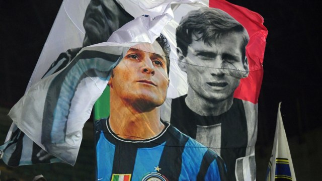 Bendera bergambar dua legenda Inter, Javier Zanetti dan Giacinto Facchetti, di Giuseppe Meazza. Foto: Reuters/Alberto Lingria