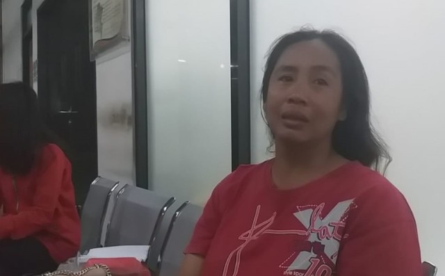Rohni, ibu dari pemuda bernama Hendi Aji Santoso alias Bendot (18) yang tewas akibat terkena lemparan batu di Jalan Gatot Subroto, Serengan, Solo, pada Minggu (26/05/2019). (Agung Santoso)