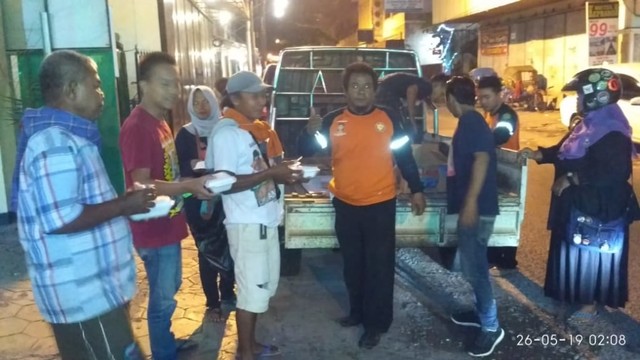 Anggota komunitas Pejuang Kartasura Rescue 79 saat membagikan makanan sahur kepada masyarakat pada Minggu (26/5/2019) dini hari. (Fernando Fitusia)