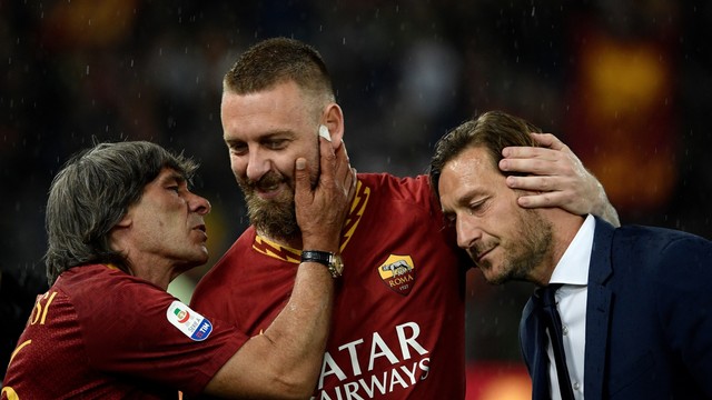 De Rossi (tengah) bersama Bruno Conti dan Francesco Totti. Foto: AFP/Filippo Monteforte