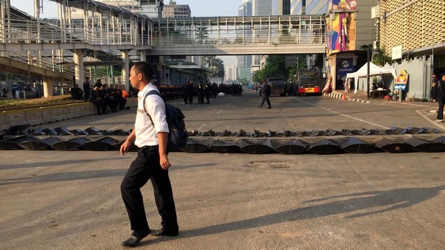 Thamrin pada Senin (27/5) pagi, aktivitas normal kecuali lalin yang masih ditutup.