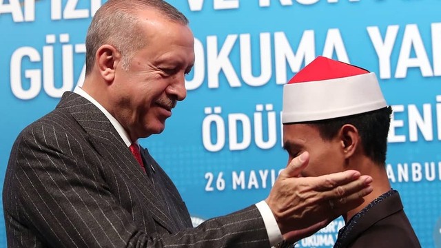 Syamsuri Firdaus (kanan), mahasiswa Universitas Indonesia yang menjuarai MTQ tingkat Internasional di Istanbul Turki bertemu Presiden Turki, Recep Tayyip Erdogan. Foto: Instagram/@rterdogan