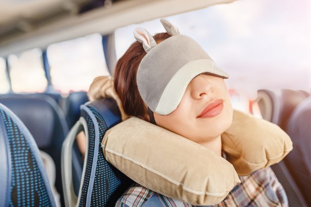 com-Tidur di mobil dengan bantal leher Foto: Shutterstock