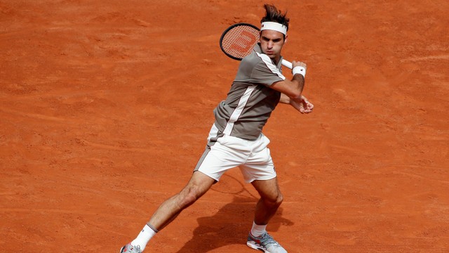 Federer menyegel kemenangan di babak pertama Prancis Terbuka 2019. Foto: REUTERS/Christian Hartmann