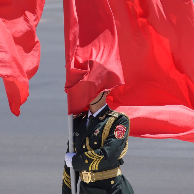 Tentara China tertutup bendera. Foto: REUTERS / Jason Lee