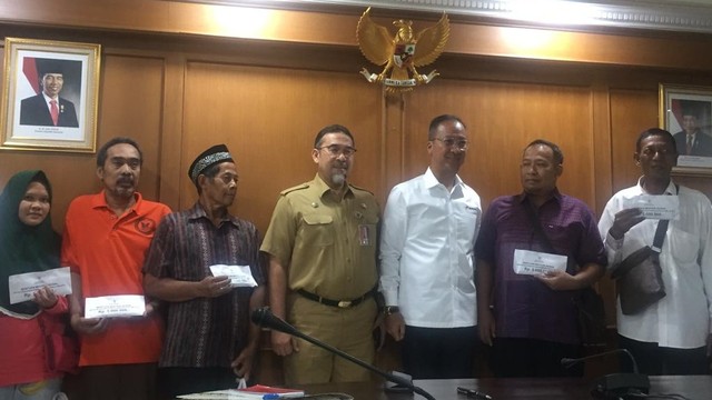 Menteri Sosial Agus Gumiwang (ketiga kanan) berikan bantuan kepada korban kerusuhan yang warungnya dijarah dan dibakar di Gedung Kementerian Sosial, Jakarta. Foto: Ema Fitriyani/kumparan