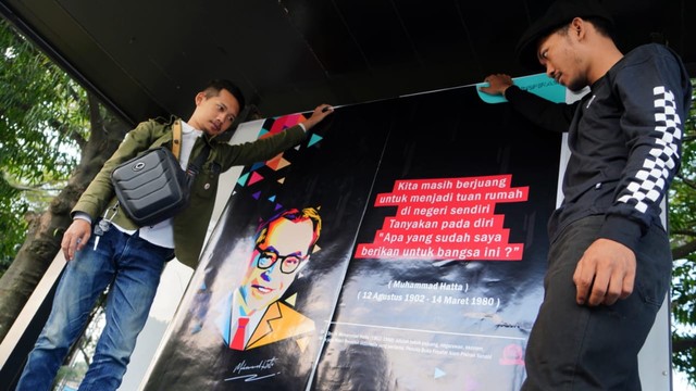 Komunitas Rindu Menanti membersihkan Halte Buahbatu (Perempatan Lampu Merah Buahbatu Soekarno Hatta), Bandung. Mereka juga menghias halte dengan poster dan kutipan Bung Hatta. (Foto-foto: Agus Bebeng/Bandungkiwari)