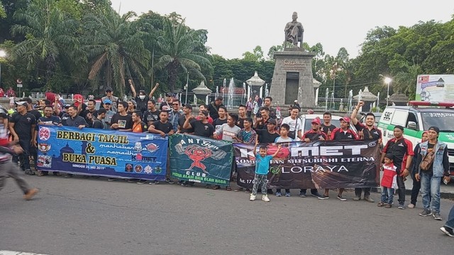 Foto bersama para pegiat komunitas di Kota Solo saat kegiatan berbagi takjil dan buka puasa bersama pada Minggu (26/05/2019) di depan Patung Soekarno, Manahan, Solo. 