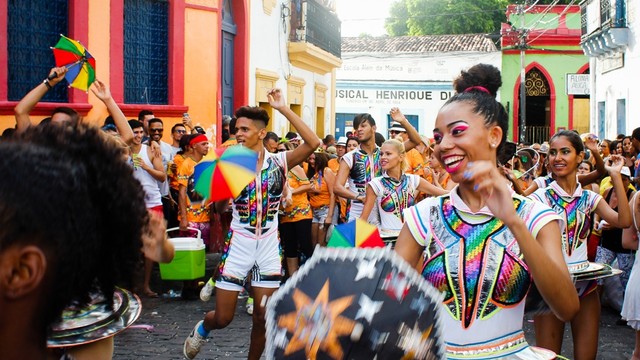 Para penari tampil di tengah kota menarikan lagu riang di Brasil Foto: Shutter Stock