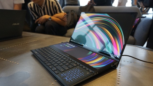 Laptop Asus ZenBook Pro Duo. Foto: Masajeng Rahmiasri/kumparan