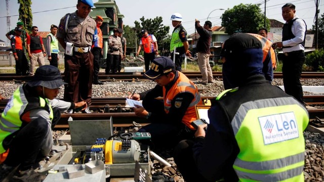 Polisi bersama petugas KAI dan TNI melakukan pemeriksaan rel kereta api saat operasi persiapan jalur mudik di Stasiun Kemiri, Karanganyar, Jawa Tengah, Senin (27/5). Foto: ANTARA FOTO/Maulana Surya