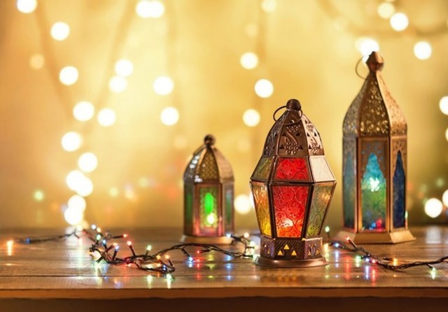 dekorasi lebaran berupa tempat lilin atau lentera lampu berbentuk kubah masjid warna-warni