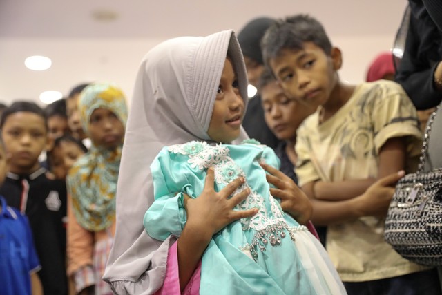 Darwati Berbagi bersama Anak Yatim dan Anak Pemulung belanja baju baru hari raya (5).JPG