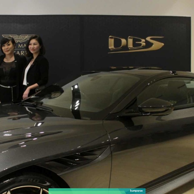 Sales manager Aston Martin, Sigit Tedi, bersama GM Aston Martin Francisca Prandayani, dan Aston Martin South East Asia Nancy Chen, pada Peluncuran Aston Martin DBS Superleggera di Jakarta, Senin (27/5). Foto: Faisal Rahman/kumparan