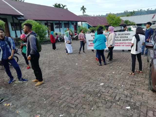 Sejumlah Mahasiswa Program Studi (Prodi) Akuntansi, Sekolah Tinggi Ilmu Ekonomi (STIE) Mah-Eisa Manokwari menggelar aksi demonstrasi di Kampusnya, di Jalan Lembah Hijau, Kelurahan Wosi, Distrik Manokwari, Barat, Papua Barat, Senin (27/5) sore. Aksi tersebut dilakukan untuk menagih janji dan komitmen pihak kampus terkait dengan akreditasi prodi akuntansi. Foto : Mohamad Adlu Raharusun/balleo-kumparan