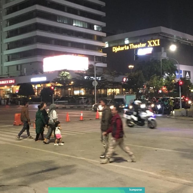 Pembatas beton di Jalan MH Thamrin sudah diangkut, pengendara sepeda motor mulai melintas di Jalan MH Thamrin. Foto: Darin Atiandina/kumparan