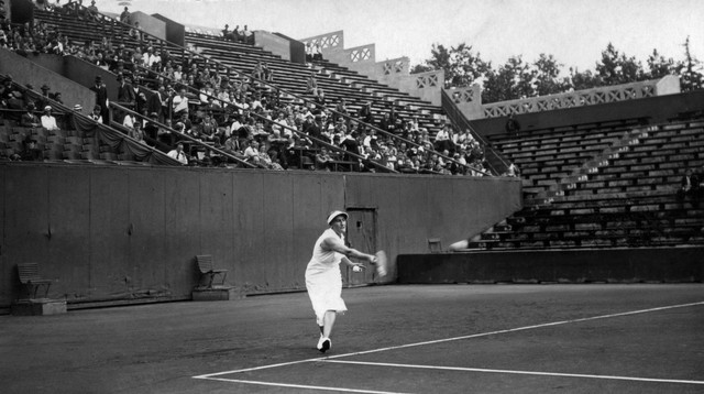 Simonne Mathieu saat berlaga di Stade Roland Garros, 1934. Foto: AFP