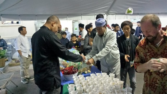 Suasana berbuka di masjid Al Hikmah New York Foto: Andreas Gerry/kumparan