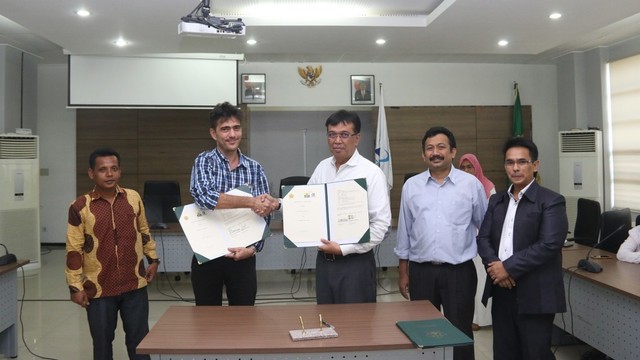 Rektor Unsyiah Samsul Rizal dan Direktur PT. General Aromatics Alexandre Daniel memperlihatkan nota kesepahaman kerja sama untuk pengembangan industri nilai di Aceh. Foto: Dok. Unsyiah