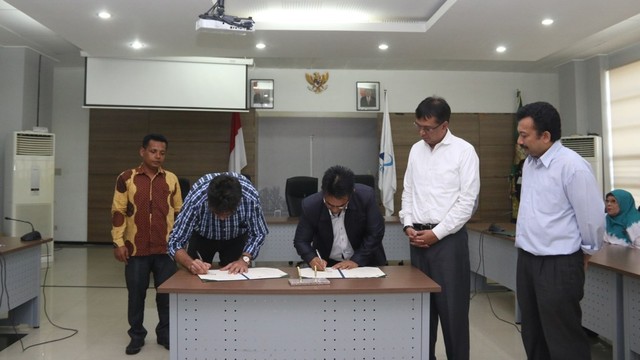 Penandatanganan perjanjian kerja sama antara Unsyiah dengan PT. General Aromatics dalam pengembangan industri nilai di Aceh khususnya di kawasan Gayo Lues, Senin (27/5). Foto: Dok. Unsyiah
