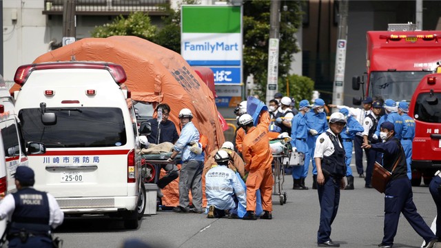 Petugas melakukan identifikasi di lokasi penikaman di Kawasaki, Jepang, Selasa (28/5). Foto: Kyodo via REUTERS