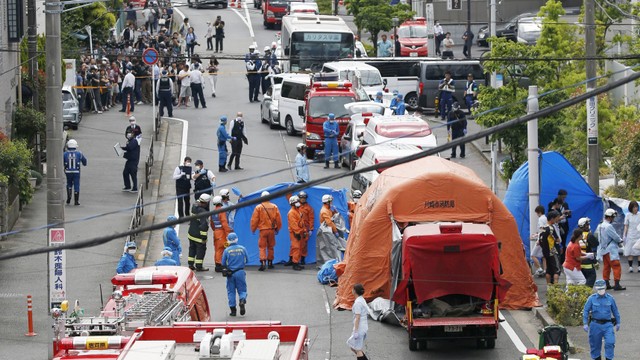 Petugas melakukan identifikasi di lokasi penikaman di Kawasaki, Jepang, Selasa (28/5). Foto: Kyodo via REUTERS