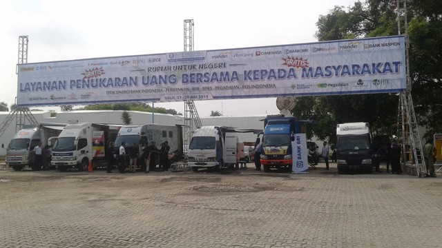 Sejumlah mobil dari berbagai bank di Kota Solo siap melayani penukaran uang baru pada tanggal 27-29 Mei 2019 di di Beteng Vasternbug Kota Solo, Jawa Tengah. (Agung Santoso)