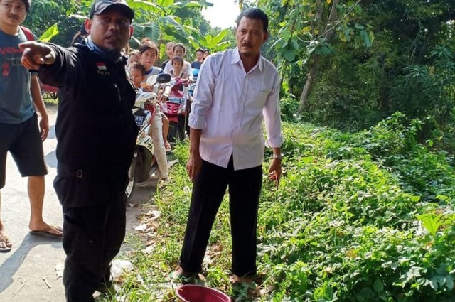 Warga dan anggota Polsek Jatibarang saat berada di lokasi penemuan bayi di dalam baskom plastik yang diletakan di ruas jalan blok Rengas, Desa/Kecamatan Jatibarang, Kabupaten Indramayu, Jawa Barat. (Nafis)