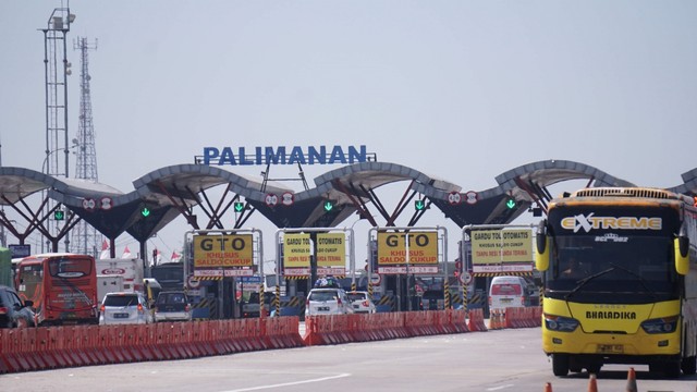 Sejumlah kendaraan melintas di Gerbang Tol Palimanan, Selasa (28/5). Foto: Helmi Afandi Abdullah/kumparan