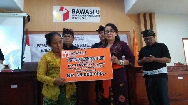 Bawaslu Bali Serahkan Santunan bagi Petugas Korban Pemilu 2019 