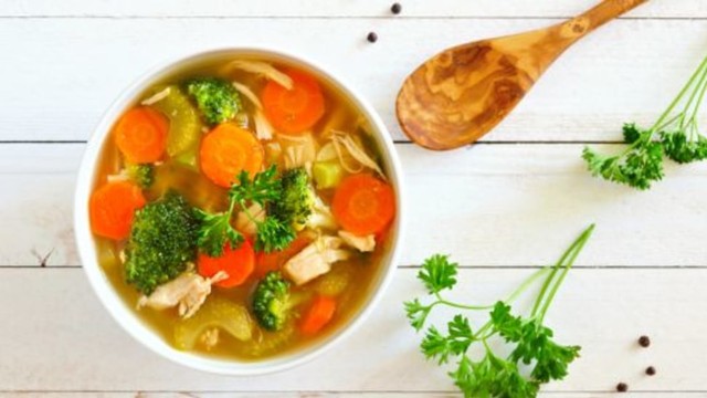 Sup ayam bisa menjadi pilihan menu berbuka. Foto: Shutterstock