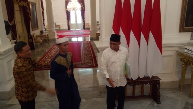 Jokowi Bertemu Syamsuri Juara MTQ Internasional di Istana 