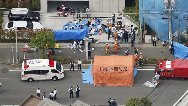Petugas melakukan identifikasi, lokasi penikaman di Kawasaki, Jepang