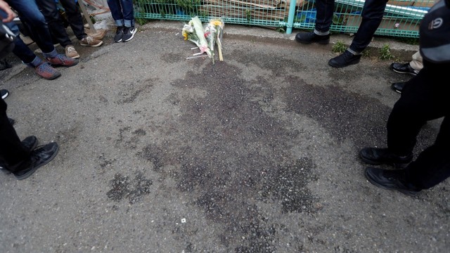 Petugas melakukan identifikasi, lokasi penikaman di Kawasaki, Jepang