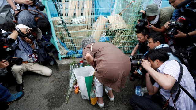 Petugas melakukan identifikasi, lokasi penikaman di Kawasaki, Jepang