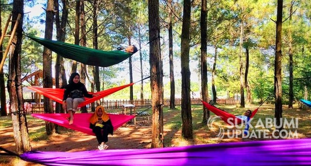 Pengunjung ngabuburit menikmati suasana alam di Bonpis Waluran Sukabumi sambil naik Hammock. | Sumber Foto:Ragil Gilang