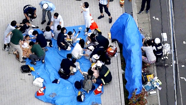 Petugas mengidentifikasi korban di lokasi penikaman di Kawasaki, Jepang, Selasa (28/5). Foto: Kyodo via REUTERS