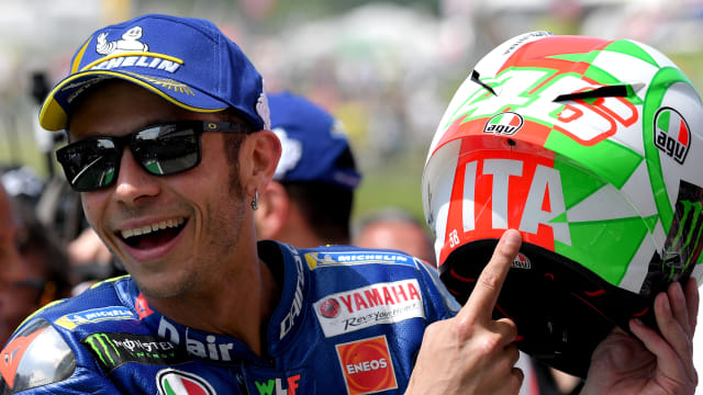Valentino Rossi (Movistar Yamaha) merayakan finis podium ketiga di GP Italia 2018. Foto: TIZIANA FABI/AFP