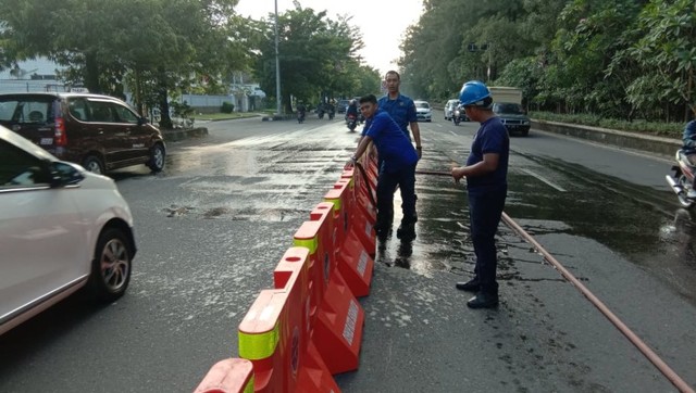 Petugas Dinas Perhubungan (Dishub) Kota Solo sedang memasang pembatas jalan di kawasan Jalan Adi Sucipto, Solo, pada Senin (27/5/2019). (Agung Santoso)